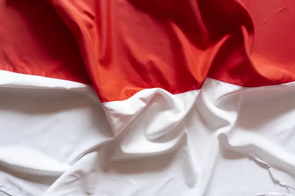 Dalgalı Kırmızı ve Beyaz Endonezya Bayrağının Üst Görünümü.