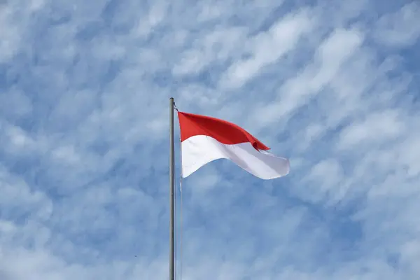 Endonezya Bayrağı, Kırmızı ve Beyaz, mavi gökyüzü arka planı.