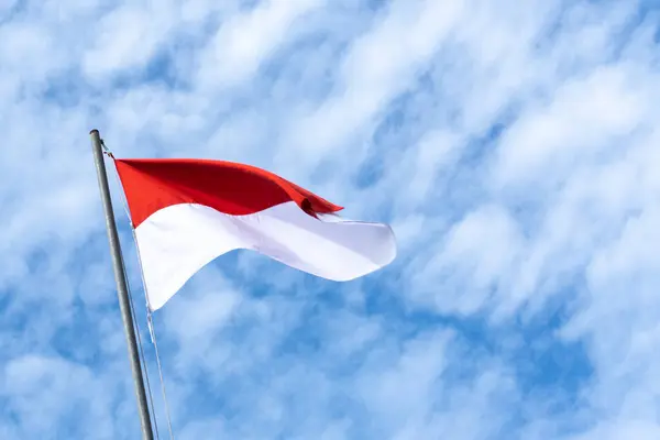 Endonezya Bayrağı, Kırmızı ve Beyaz, mavi gökyüzü arka planı.