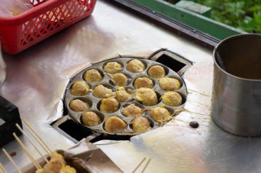 Seçici odaklı Cilor Tusuk veya Pentol Telur Gulung tipik bir Endonezya atıştırmalığıdır. Genellikle sokak yemeklerinde satay olarak satılır..