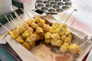 Seçici odaklı Cilor Tusuk veya Pentol Telur Gulung tipik bir Endonezya atıştırmalığıdır. Genellikle sokak yemeklerinde satay olarak satılır..