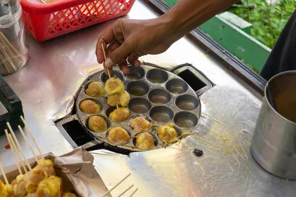 Seçici odaklı Cilor Tusuk veya Pentol Telur Gulung tipik bir Endonezya atıştırmalığıdır. Genellikle sokak yemeklerinde satay olarak satılır..