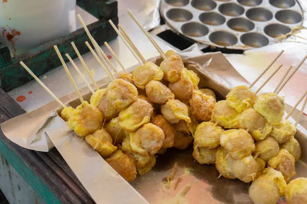 Seçici odaklı Cilor Tusuk veya Pentol Telur Gulung tipik bir Endonezya atıştırmalığıdır. Genellikle sokak yemeklerinde satay olarak satılır..