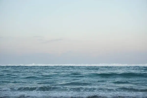 Yazın açık mavi gökyüzünün altında, adanın güzel doğal manzarası Kondang Merak Banyu Meneng Malang Tropikal Plajı, Doğu Java.