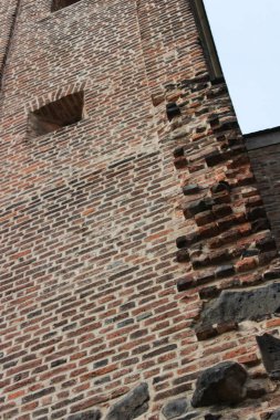 Tepeden tırnağa manzaralı küçük bir köyde eski bir kule.