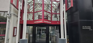 Cam ve Kırmızı Çerçeve Mimarisi ile Modern Halk Kütüphanesi Girişi