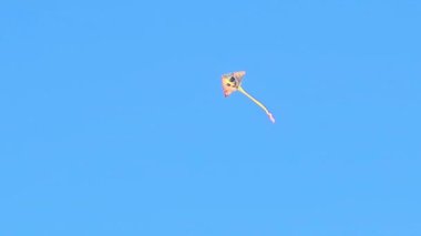 Açık Mavi Gökyüzüne Karşı Uçan Renkli Uçurtma