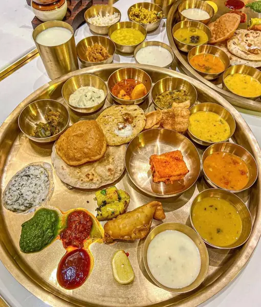 Hint yemeği tabağı / Hindu sebze tabağı Thali, seçici odaklanma