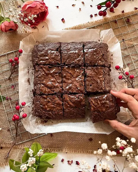 PAKISTAN, KARACHI JANUARY 6. 2024 Ev yapımı çikolatalı çikolatalı kek üzerine çikolata parçacıklı kek. Lezzetli, acı, tatlı ve çikolatalı kek. Brownie bir çeşit çikolatalı kek..