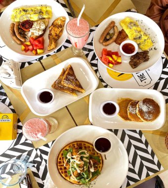 PAKISTAN, KARACHI, HAZİRAN 10 HAZİRAN 2024 Kahvaltı büfesi çeşitli yiyecekler, Savoury, Sweets, Pastalar, waffle sıcak ve soğuk içeceklerle dolu.