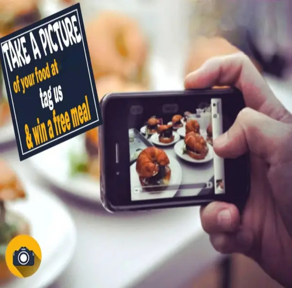 PAKISTAN, KARACHI, HAZİRAN 10 2024 Fotoğrafçılık Gıda. Eller akıllı telefonlu lezzetli sebze salatasının fotoğrafını çekiyor..