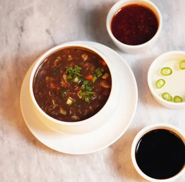 PAKISTAN, KARACHI, HAZİRAN 11: 2024 Çin Sıcak ve Ekşi.