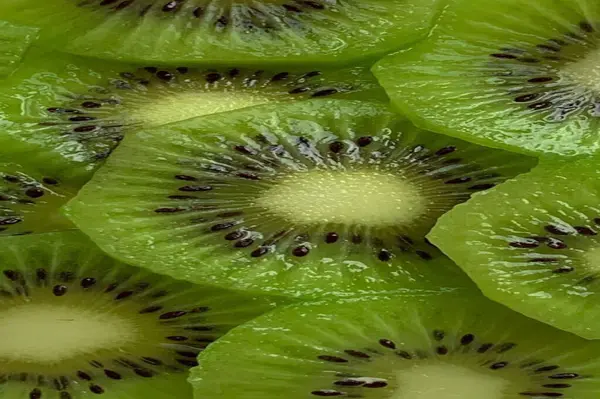 PAKISTAN, KARACHI, HAZİRAN 16 2024 Taze Kivi meyvesi arka plan için dilimlenmiş.