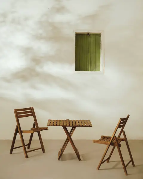 İki sandalye ve bej duvarlı parlak modern bir masa. 3d rending