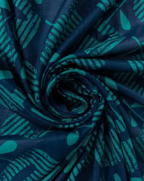 Arka plan için mavi renkli şifon kumaş. İpek kumaş. Seçici odak