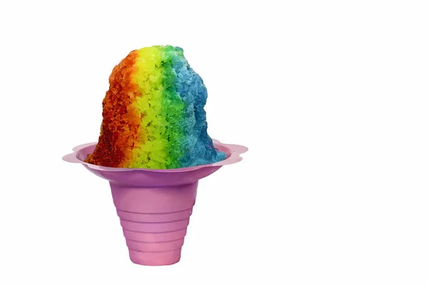 Gökkuşağı Hawaii Tıraş Buzu, Tıraş Buzu ya da Kar Konisi tatlısı. Beyaz arka planda, kopyalama alanı olan pembe çiçek şeklinde bir koni..
