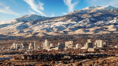 Reno, Nevada / ABD-2 Aralık 2018, Reno, Nevada şehir merkezi Cityscape oteller, kumarhaneler, barınma ve kar ile kaplı kış başında, sonbahar sonu.