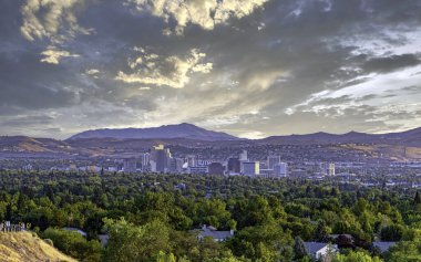 Reno Nevada şehri, oteller, kumarhaneler ve dramatik bir gökyüzü.