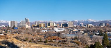 Reno, Nevada- ABD - 11 Aralık 2021: Reno şehir merkezinin panoramik manzarası Cuma günü. Arka planda, şehir merkezinde oteller ve kumarhaneler var. Reno dünya çapında popüler bir turizm beldesi.
