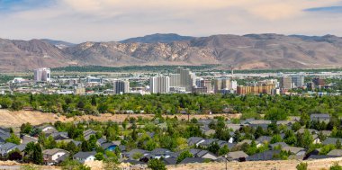 Reno, Nevada ABD - 24 Mayıs 2020 Reno Nevada şehir merkezi gökyüzü bulutlu oteller ve kumarhaneler ile şehir merkezi..