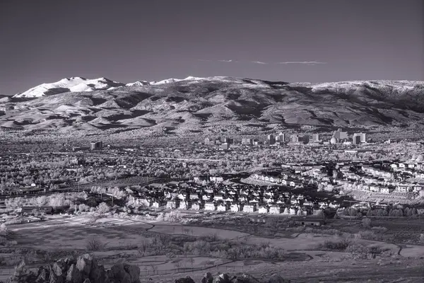 Reno şehri kışın Nevada Otelleri ve Kumarhaneleri ile dramatik bulutlar ve tek renkli karla kaplı..