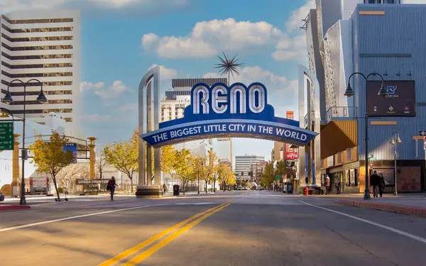 Reno, Nevada ABD - 29 Kasım 2022 Reno şehir merkezi, ünlü Reno Kemeri, Oteller, Kumarhaneler ve kaldırımlarda insanlar. Virginia Caddesi 'nin kuzeyinden güneye bakarken görüldüğü gibi. 