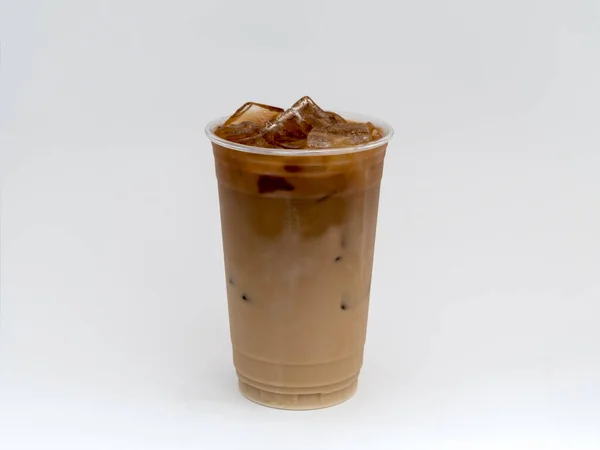 Nitro Cold Brew Kahve, nitrojen ile karıştırılmış, beyaz arka planda temiz bir plastik bardakta tatlı krema.