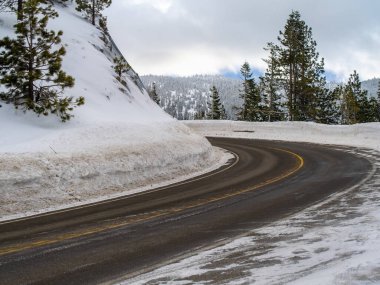 Reno ve Tahoe Gölü 'nün yukarısındaki karlı dağlarda bir yolda viraj.