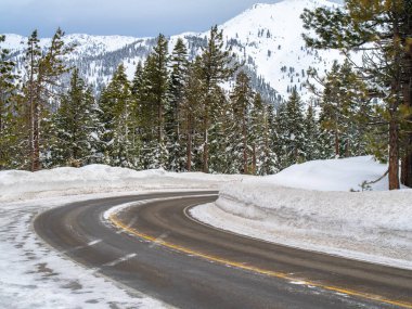 Reno ve Tahoe Gölü 'nün yukarısındaki karlı dağlarda bir yolda viraj.