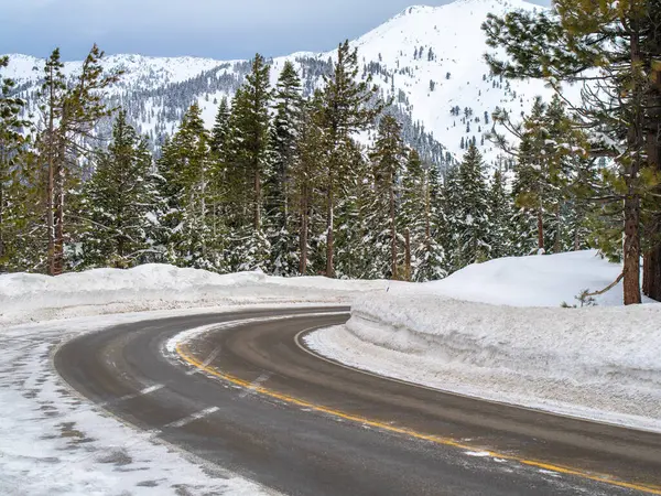 Reno ve Tahoe Gölü 'nün yukarısındaki karlı dağlarda bir yolda viraj.