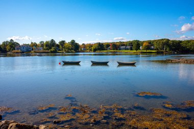 Kennebunkport Maine 'deki koyda üç tekne var..