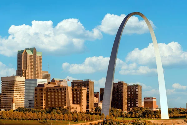 Mississippi Nehri boyunca St. Louis Missouri 'de bulutlu bir gökyüzüne karşı geçit kemeri.