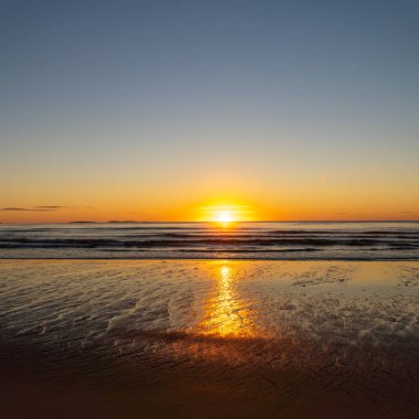 Sonbaharın başlarında Sunrise 'da Maine kıyısında bulunan popüler bir turizm beldesi olan Old Orchard plajının havadan görünüşü.