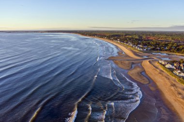 Sonbaharın başlarında Sunrise 'da Maine kıyısında bulunan popüler bir turizm beldesi olan Old Orchard plajının havadan görünüşü.