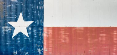 Teksas eyaleti bayrak el boyası kırmızı, beyaz ve mavi, solunda bir Lone Star, kıvrımlı bükülmüş metal üzerine, el yapımı bir eşya. Harika bir Arkaplan.