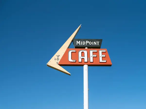 Adrian, Texas USA - 23 Ekim 2021 MidPoint Cafe tabelası. Tabela, Chicago ve Los Angeles arasında 66. tarihi yolda yer alıyor..