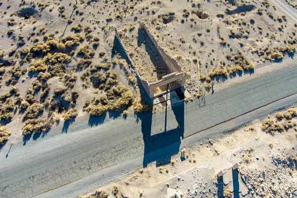 Rhyolite Nevada 'nın havadan görünüşü. Ölüm Vadisi çölünde terkedilmiş bir maden kasabası..