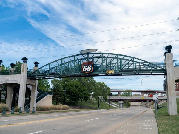 Tulsa, Oklahoma USA - 22 Ekim 2021: Tulsa 'daki 66 numaralı yol üzerindeki Iconic köprüsü.