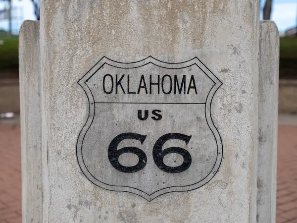 Tulsa Oklahoma 'da çimentoya boyanmış 66 numaralı yol tabelası.