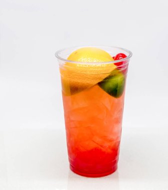 Portakal suyu, misket limonu ve maraska kirazlı taze sıkılmış meyve suyu. Beyaz arka planda, fotokopi alanı olan bir bardakta..