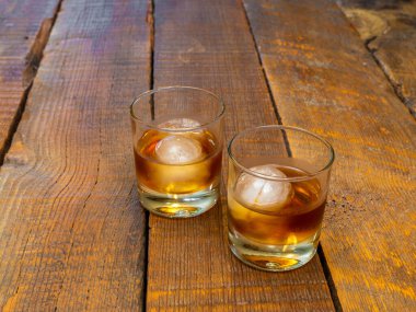 Buzlu bardakta alkolsüz içecekler ya da ahşap arka planda fotokopi alanı olan bir küre.