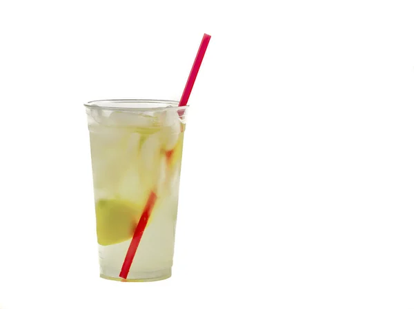 白い背景に隔離されたレモンのスライスと氷の立方体が付いている明確なコップの新鮮な絞られたレモネード ストック写真