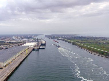 Port Arthur Texas 'taki Sabine Gölü Geçidi' nde yük taşıyan römork ve mavnaların hava görüntüsü.