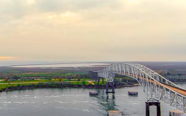 Port Arthur Texas 'taki Sabine Gölü Köprüsü' nün hava manzarası bulutlu bir günde.