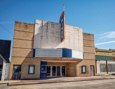 Silsbee, Teksas - ABD - 14 Şubat 2024: Şehir merkezinde yer alan Pines Tiyatrosu, Harvey Kasırgası 'nın verdiği hasar nedeniyle Ağustos 2017' de kapatıldıktan sonra restore ediliyor.