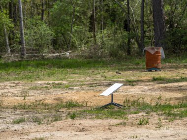 Silsbee, Teksas ABD - 13 Mart 2024: ABD 'nin güneydoğusundaki kırsal bir alanda uygun bir internet erişimi için uydu alıcısı kuruldu.