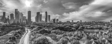 Houston Teksas şehir merkezinin hava monokrom manzarası kışın erken saatlerinde yüksek gökdelenlerle.