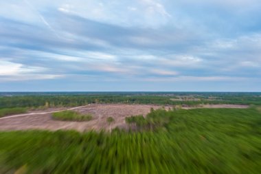 Hızlı hareket eden bir dronun kasıtlı kamera hareketiyle dramatik bir gökyüzü altındaki hava hareketleri bulanıklaştı..