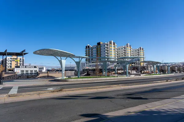 Sparks, Nevada ABD - 11 Şubat 2025: Kış boyunca Nugget konser salonu yakınlarındaki Sparks Downtown Plaza 'nın yeni manzarası.
