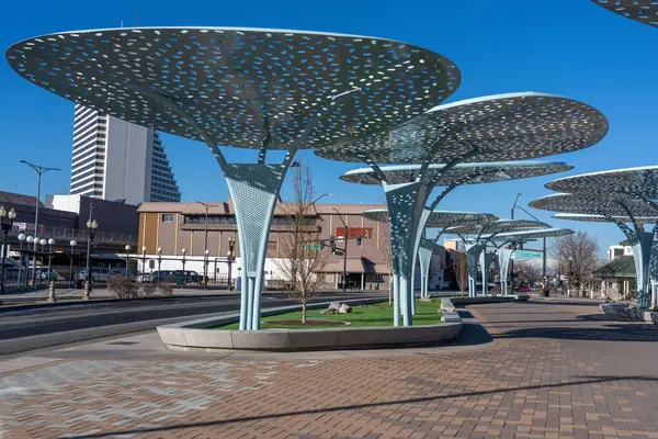 Sparks, Nevada ABD - 11 Şubat 2025: Kış boyunca Nugget konser salonu yakınlarındaki Sparks Downtown Plaza 'nın yeni manzarası.